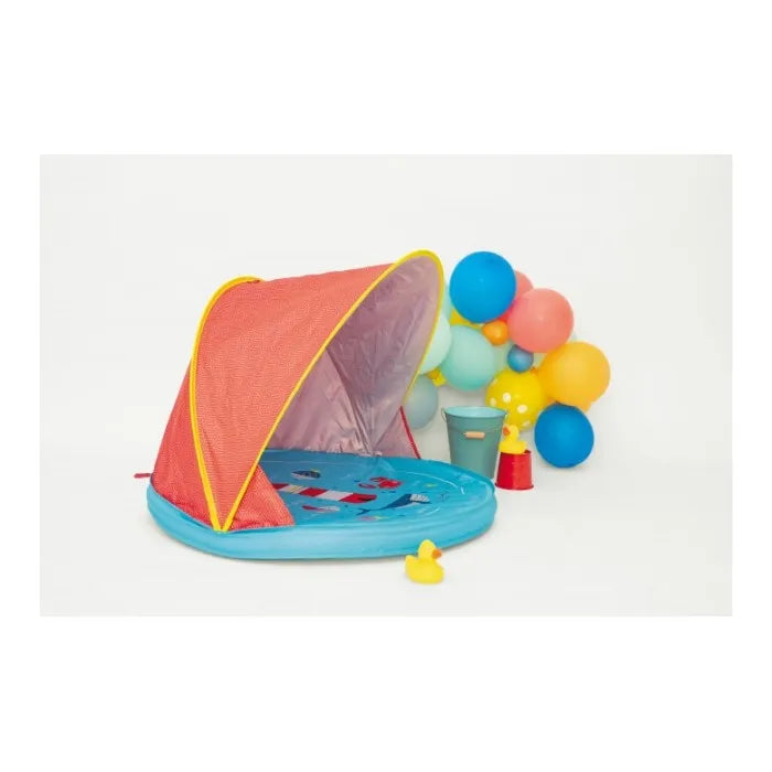 Tenda Olmitos Praia e Jardim Deep Blue em estúdio, com balões e brinquedos de praia coloridos.