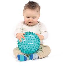 Bebé sentado a brincar com uma bola sensorial Ludi azul