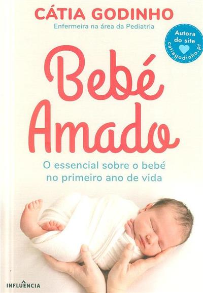 Capa do livro "Bebé Amado" de Cátia Godinho, enfermeira pediátrica, mostrando um recém-nascido envolto em tecido branco em mãos carinhosas.