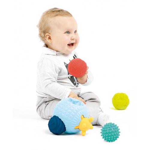 Bebé a brincar com o puzzle de bolas sensoriais Ludi