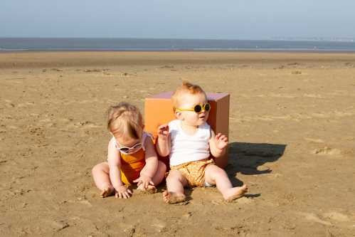Bebés na praia a usar óculos de sol Kietla Diabola