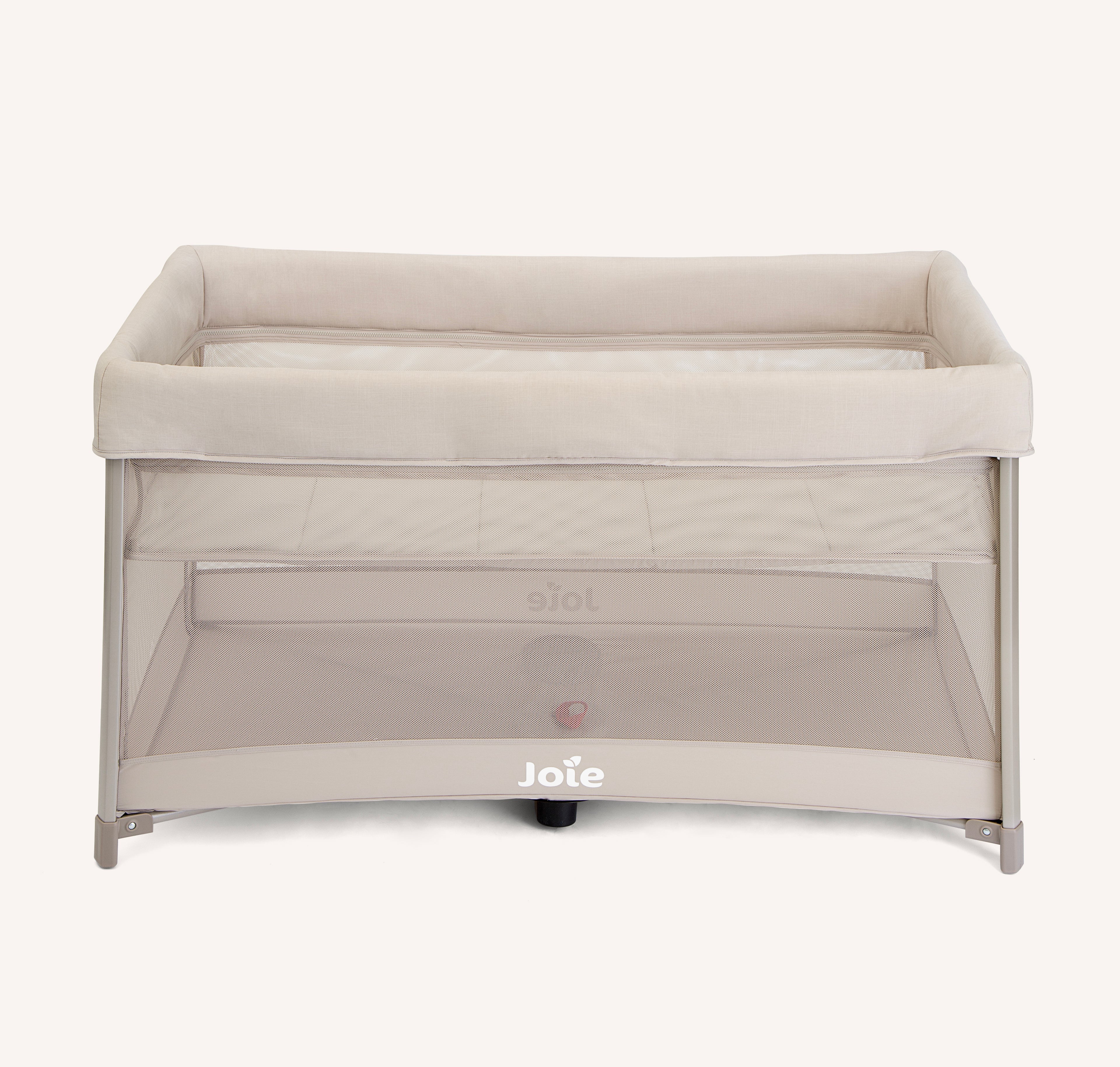 Vista frontal do berço de viagem Joie amigo™ 120 em tom bege, evidenciando a estrutura e o logótipo "Joie" na base.