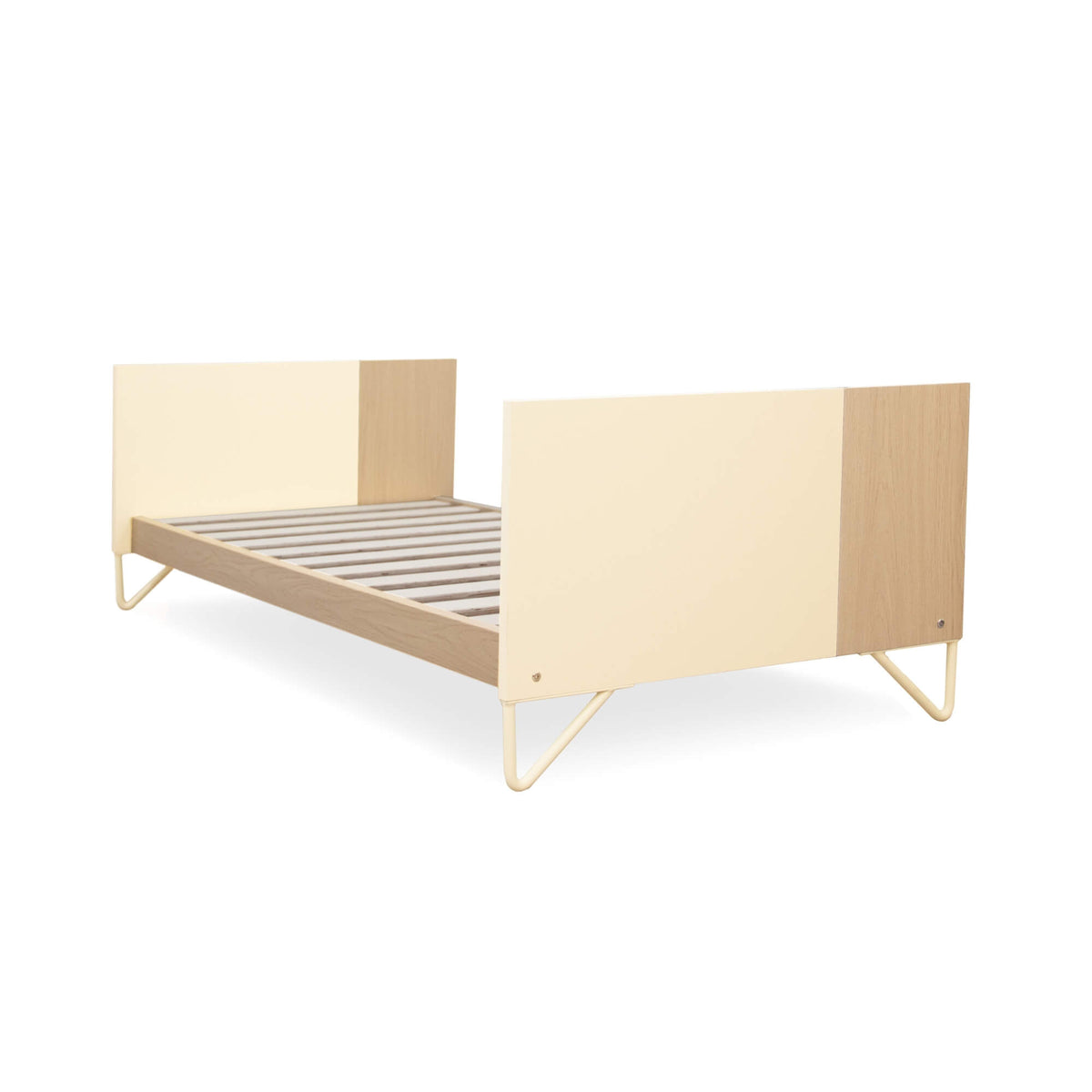 Micuna Big Amaia 140x70 em Carvalho claro / Baunilha na versão cama pequena, com cabeceira e pés metálicos, em fundo branco.