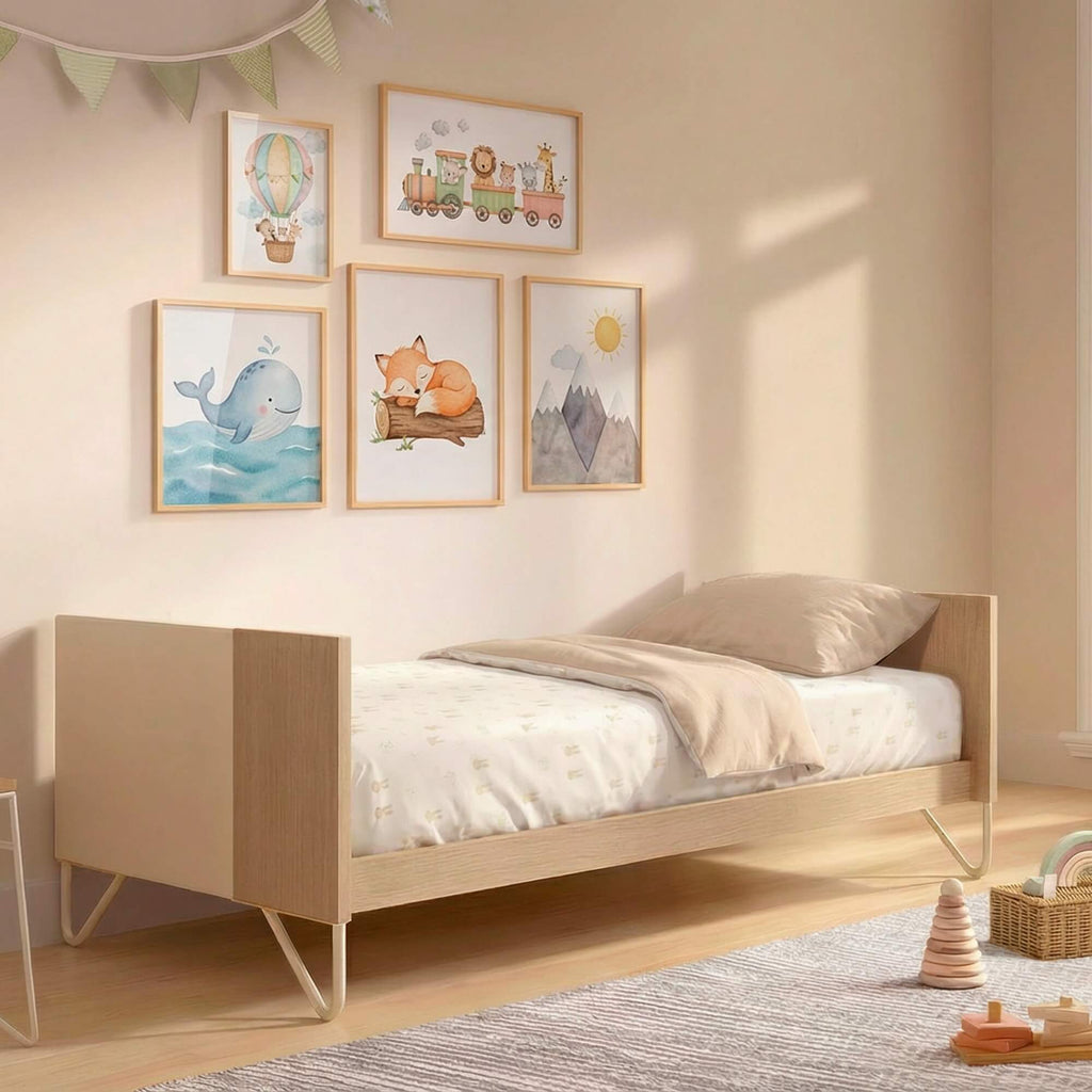 Micuna Big Amaia 140x70 na versão cama pequena num quarto infantil com quadros de animais na parede.