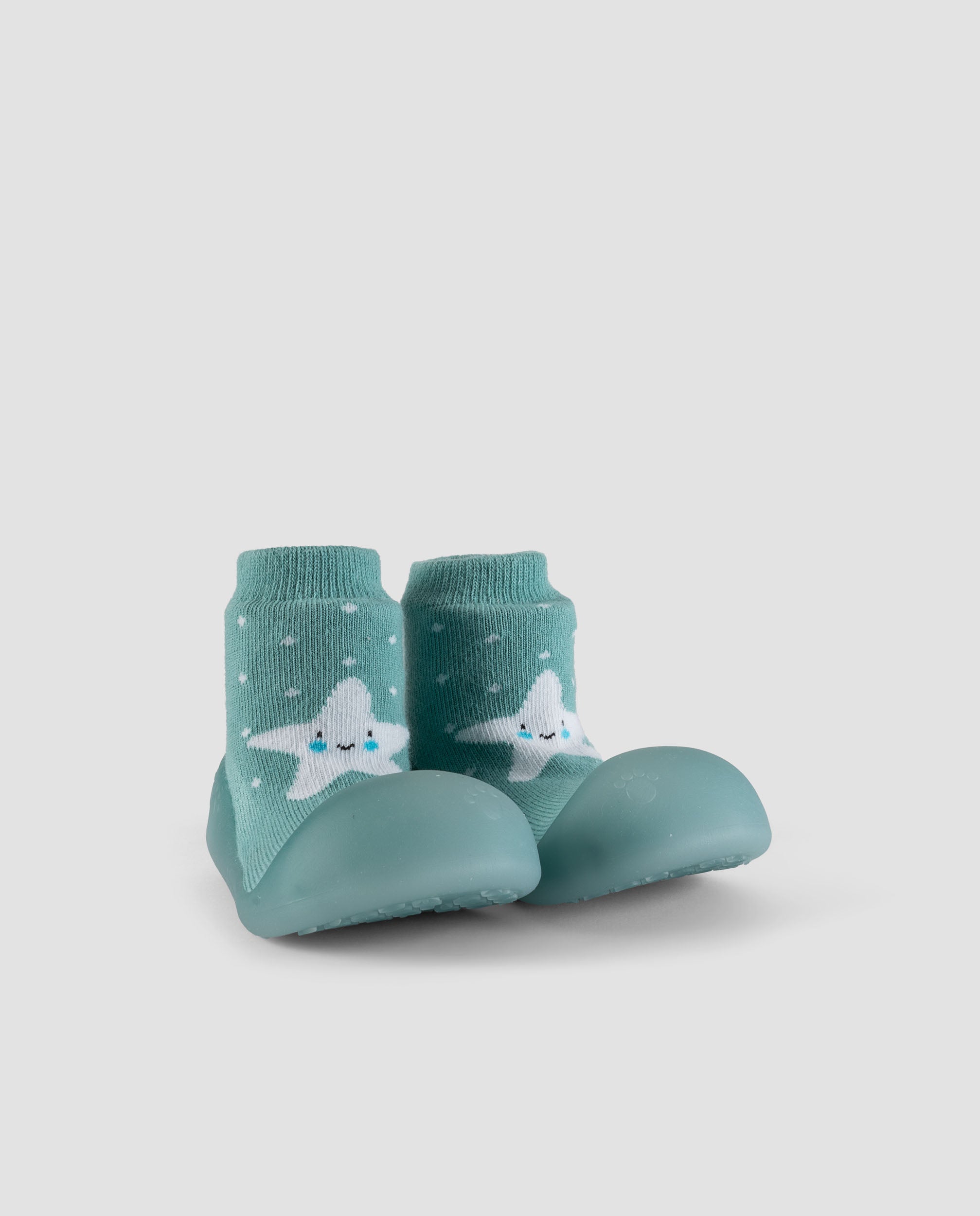 Vista frontal dos sapatos barefoot BigToes Chameleon em azul com padrão de estrela-do-mar, com fecho em malha respirável e sola antiderrapante para conforto e segurança.