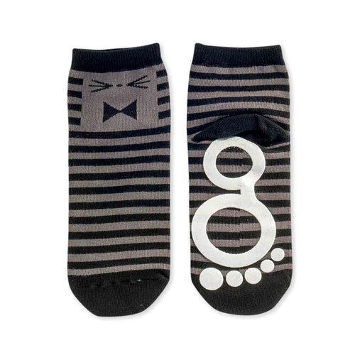 Par de meias barefoot BigToes Dandy Cinza, listradas, com desenho de gravata borboleta na parte superior e sola antiderrapante em forma de pegada.