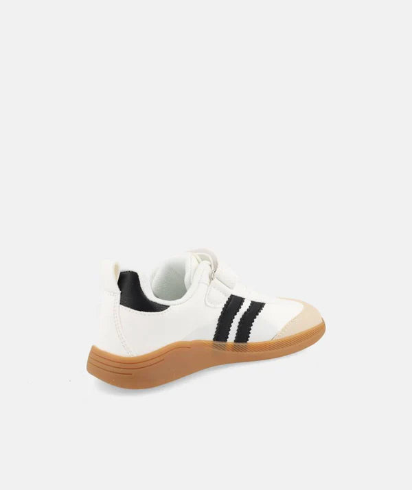 Calçado desportivo barefoot Ares vegano, visto de três quartos traseiro, evidenciando a sola flexível e o design desportivo em branco, preto e bege.