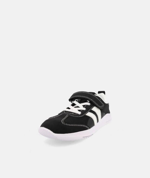 Desportivo barefoot vegano Ares da Blanditos, cor preta e branca, visto de frente em ângulo, com fecho de velcro e atacadores elásticos.