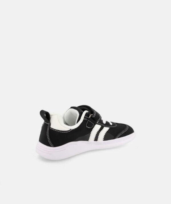 Perspetiva traseira do sapato Ares preto, evidenciando o design respeitador, o fecho de velcro e o forro interior branco.