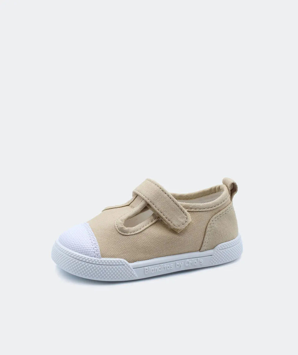 Calçado barefoot Blanditos by Crio's em lona bege, com sola branca e fecho em velcro. Design natural e confortável, permitindo liberdade de movimentos.