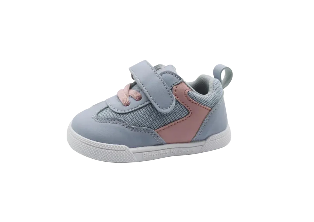  Blanditos barefoot em lona vegana cinza com detalhes em rosa, fecho de velcro e sola branca de borracha para flexibilidade e proteção.