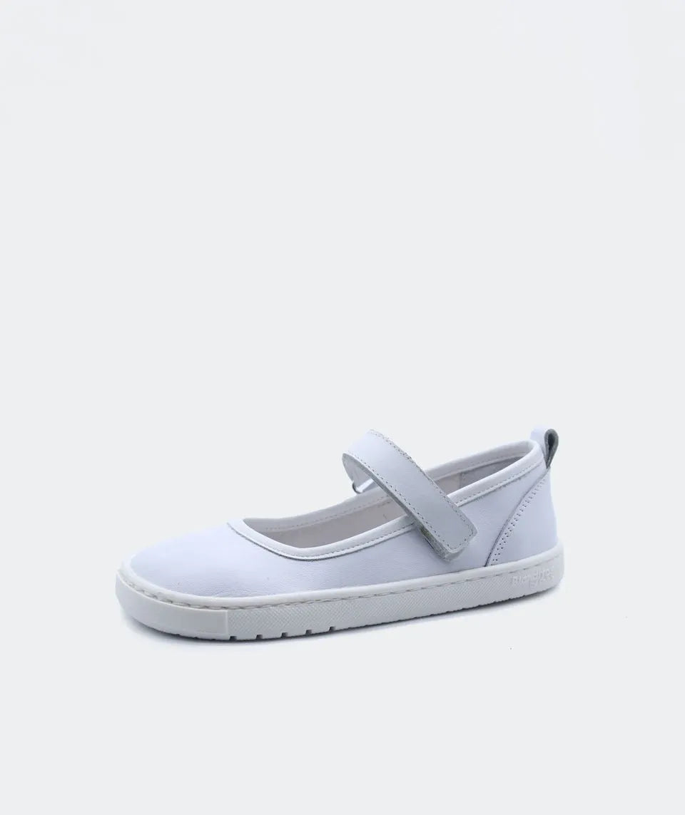 Blanditos Mercedita Branco – Sapato barefoot Mercedita em branco puro, com tira ajustável e sola flexível, perfeito para um look minimalista e versátil.
