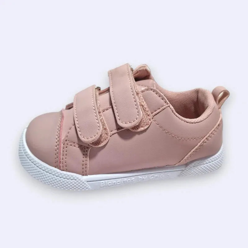 Sapato barefoot Blanditos by Crio's em lona vegana cor rosa, com sola branca, biqueira larga e fecho em velcro duplo para ajuste confortável e proteção dos dedos.