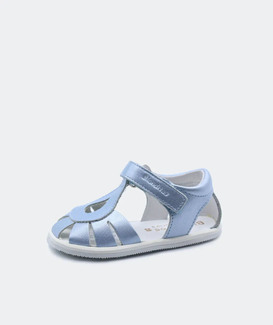 Sandálias Barefoot Blanditos by Crio´s na cor azul claro, com design aberto e biqueira reforçada, garantindo proteção e conforto para os mais pequenos.