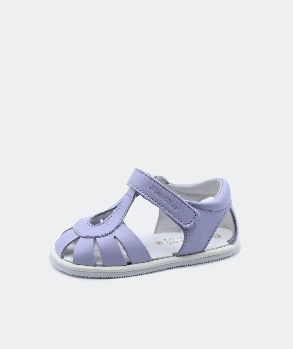 Sandálias Barefoot Blanditos by Crio´s na cor lilás, com fecho em velcro e design aberto, oferecendo flexibilidade e conforto para os pés das crianças.