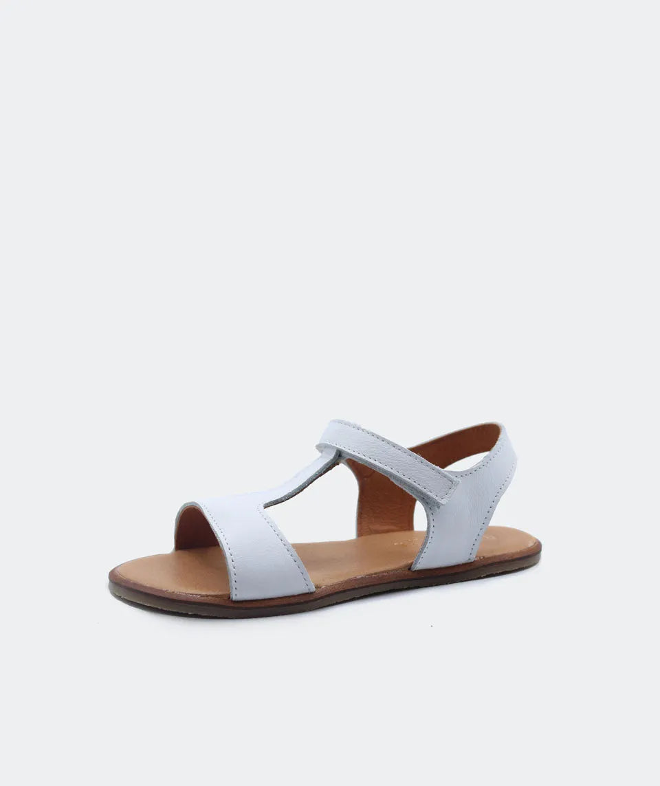 Sandálias Blanditos Bari Blanco – sandálias barefoot em couro branco, com design aberto, sola fina e flexível para liberdade de movimentos.