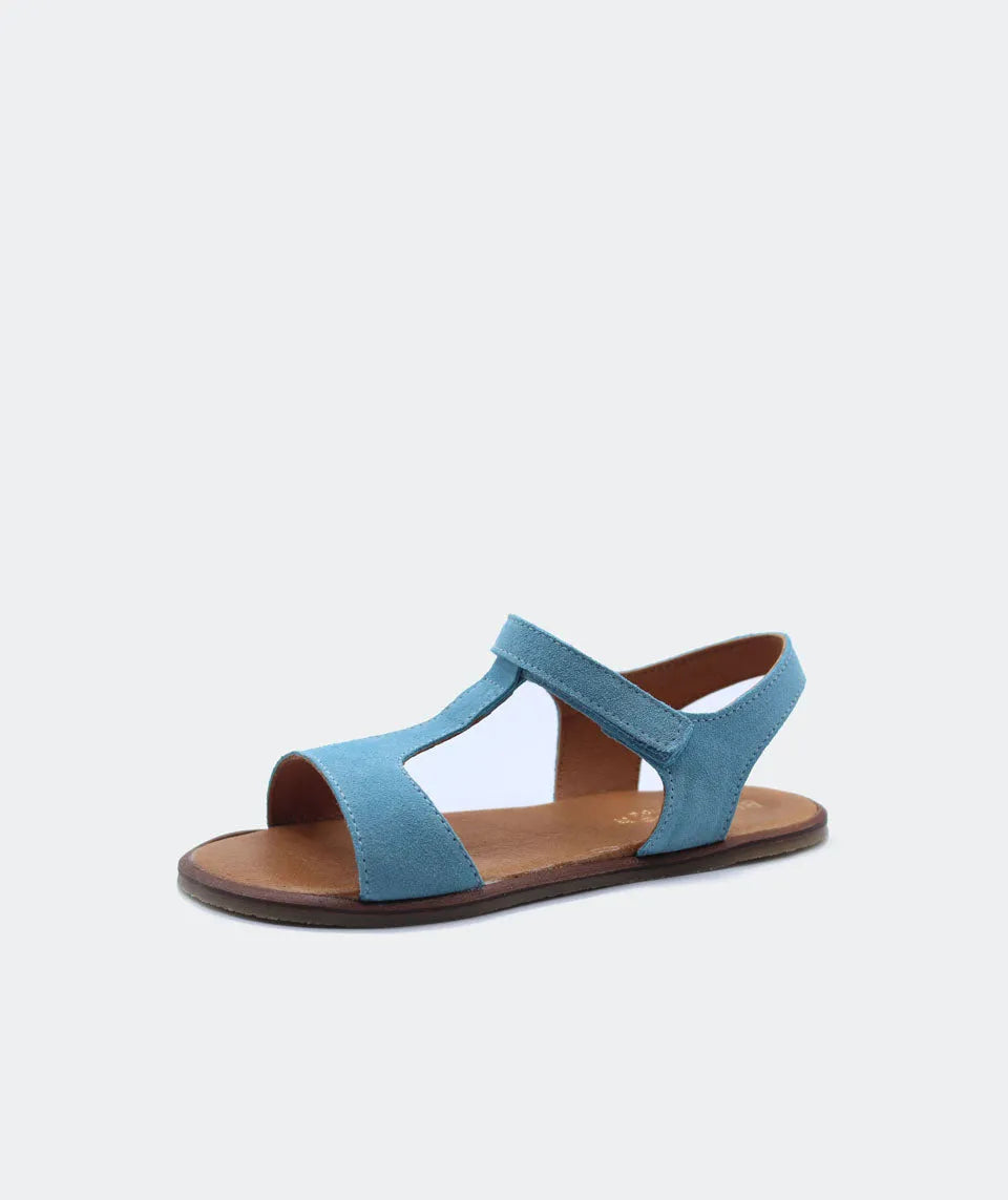 Sandálias Blanditos Bari Cielo – sandálias barefoot em couro azul claro, com sola fina e ajuste confortável para os dias de verão.

