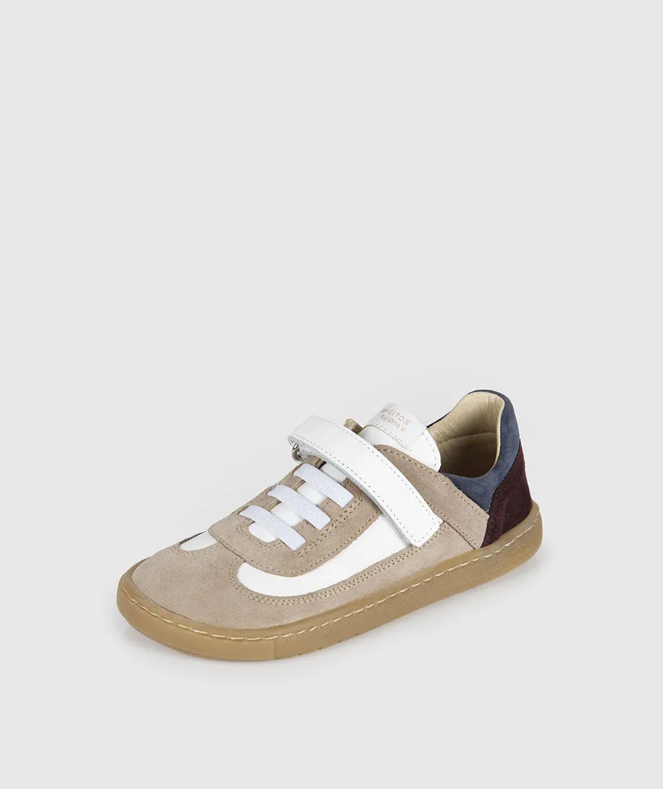 Vista lateral de sapatilha infantil Blanditos Berlin Arena (Bege/Azul Marinho) em pele/camurça com sola cor de borracha natural e duplo velcro branco. Calçado Respeitador, Barefoot e Calçado Barefoot.