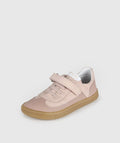 # Imagem 2 (Rosa)
Vista lateral de sapatilha infantil Blanditos Berlin Rosa em pele com sola cor de borracha natural e duplo velcro rosa. Calçado Respeitador, Barefoot e Calçado Barefoot.