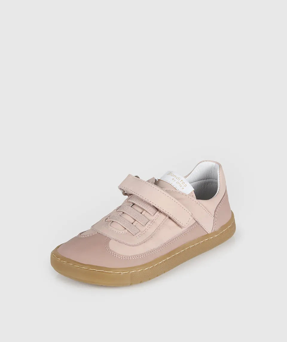 # Imagem 2 (Rosa)
Vista lateral de sapatilha infantil Blanditos Berlin Rosa em pele com sola cor de borracha natural e duplo velcro rosa. Calçado Respeitador, Barefoot e Calçado Barefoot.