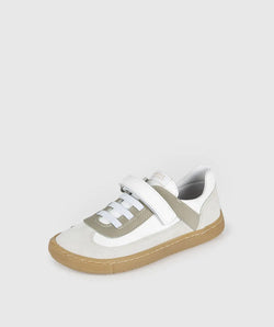 Vista lateral de sapatilha infantil Blanditos Berlin Verde (Bege/Verde) em pele/camurça com sola cor de borracha natural e duplo velcro branco. Calçado Respeitador, Barefoot e Calçado Barefoot.