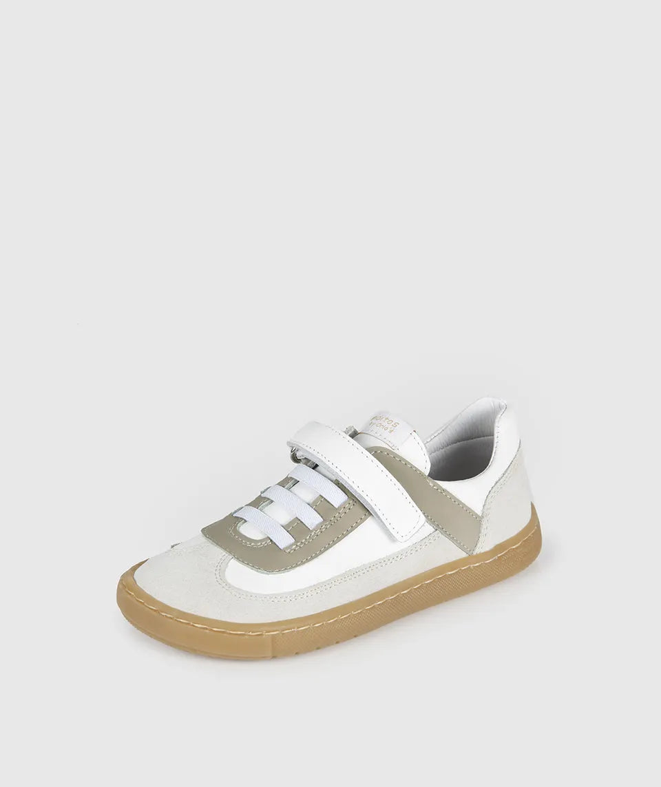 Vista lateral de sapatilha infantil Blanditos Berlin Verde (Bege/Verde) em pele/camurça com sola cor de borracha natural e duplo velcro branco. Calçado Respeitador, Barefoot e Calçado Barefoot.