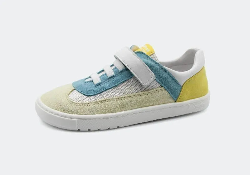Vista lateral sapatilha Blanditos Berlin25 amarela e branca, calçado respeitador infantil barefoot com sola flexível e fecho de velcro.