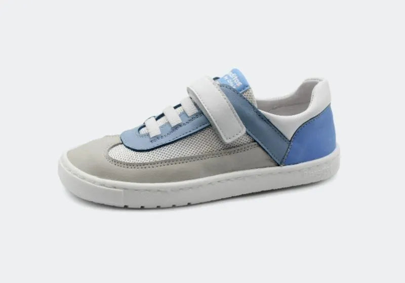 Vista lateral sapatilha Blanditos Berlin25 azul e cinza, calçado barefoot infantil respeitador com sola branca flexível e tira de velcro.