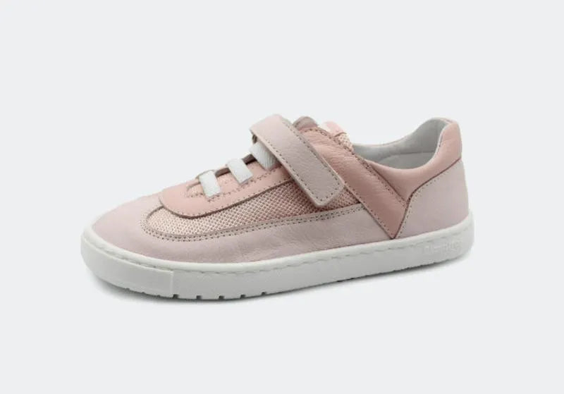 Vista lateral sapatilha Blanditos Berlin25 rosa, calçado infantil estilo barefoot respeitador, sola flexível branca e fecho em velcro ajustável.