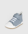Sapatilha Blanditos Boston Azul Claro - Calçado Respeitador Barefoot infantil em pele, vista lateral. Calçado Barefoot flexível com velcro e atacadores elásticos.