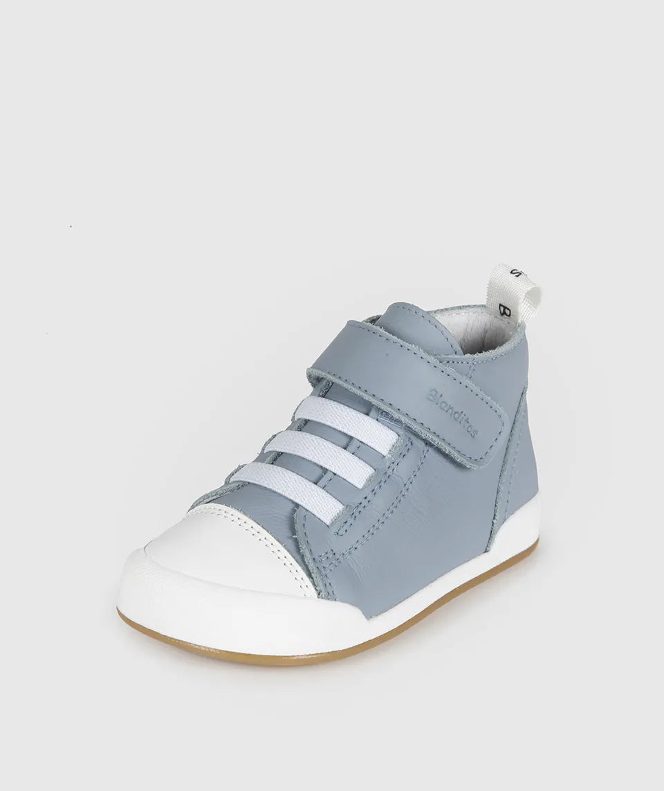 Sapatilha Blanditos Boston Azul Claro - Calçado Respeitador Barefoot infantil em pele, vista lateral. Calçado Barefoot flexível com velcro e atacadores elásticos.