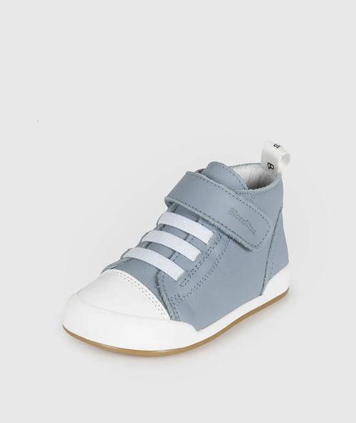 Sapatilha Blanditos Boston Azul Claro - Calçado Respeitador Barefoot infantil em pele, vista lateral. Calçado Barefoot flexível com velcro e atacadores elásticos.