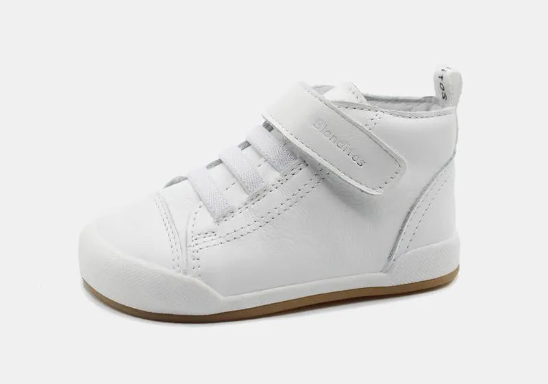 Sapatilha Blanditos Boston Branco - Calçado Barefoot infantil em pele branca. Calçado Respeitador flexível com velcro e sola fina, vista lateral/frontal.