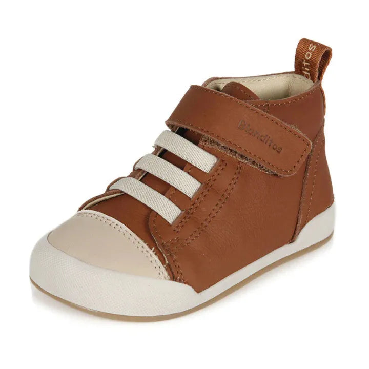 Sapatilha Blanditos Boston Cuero (Castanho) - Calçado Respeitador Barefoot infantil em pele castanha. Calçado Barefoot flexível com velcro, vista lateral.


