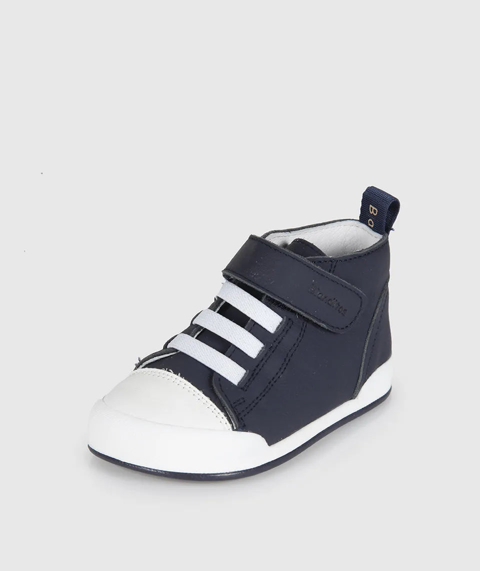 Sapatilha Blanditos Boston Navy (Azul Escuro) - Calçado Respeitador Barefoot infantil. Calçado Barefoot em pele azul escura com sola flexível, vista lateral.