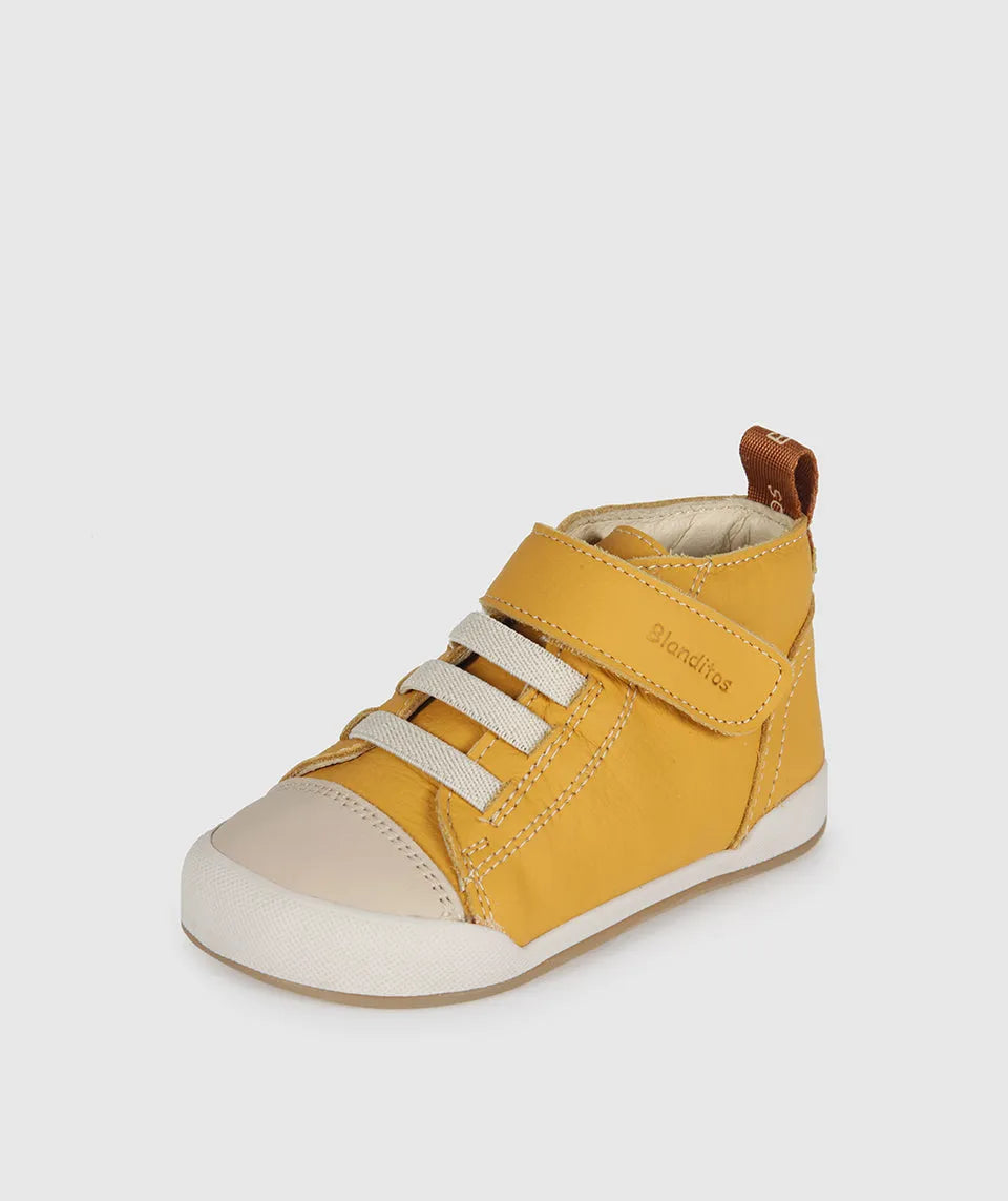 Sapatilha Blanditos Boston Ocre (Amarelo) - Calçado Barefoot flexível para criança. Calçado Respeitador em pele amarela com velcro, vista lateral.