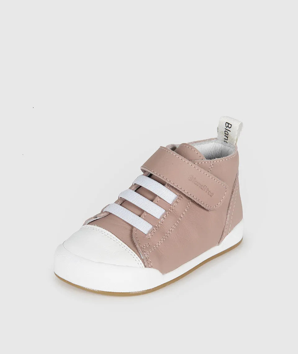 Sapatilha Blanditos Boston Rosa - Calçado Respeitador infantil Barefoot. Calçado Barefoot em pele rosa claro flexível com velcro, vista lateral.