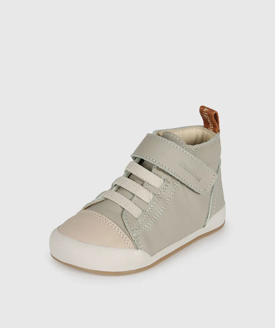 Sapatilha Blanditos Boston Verde (Tom Acinzentado/Sálvia) - Calçado Barefoot Respeitador infantil. Calçado Barefoot flexível em pele verde acinzentado, vista lateral.