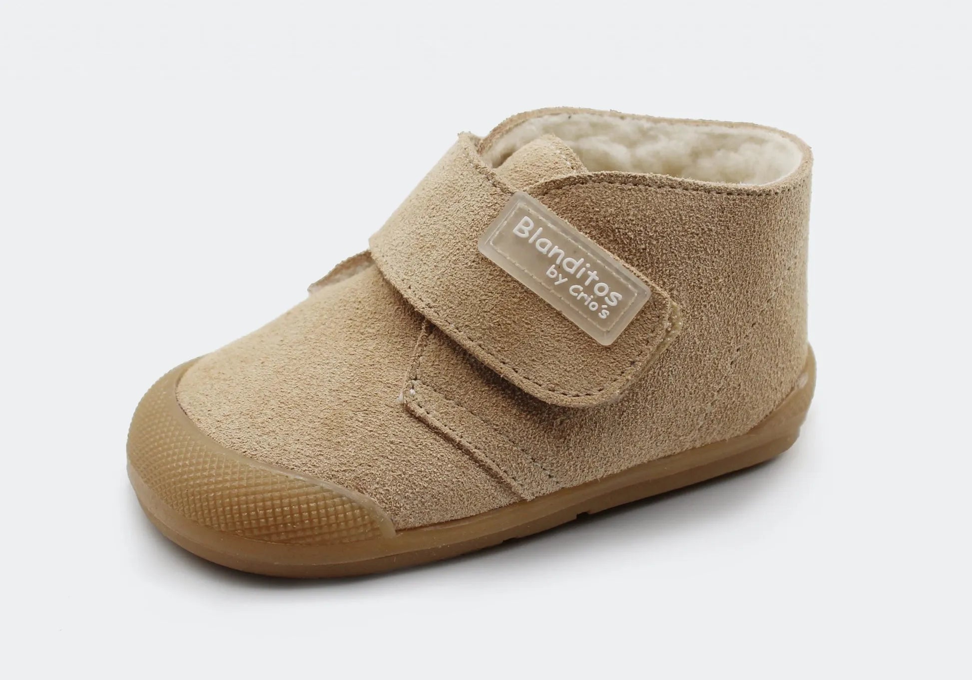 Bota Sansa da Blanditos na cor Arena com pelo. Calçado barefoot e respeitador para criança, vista lateral, com fecho de velcro e biqueira reforçada. Calçado Barefoot.
