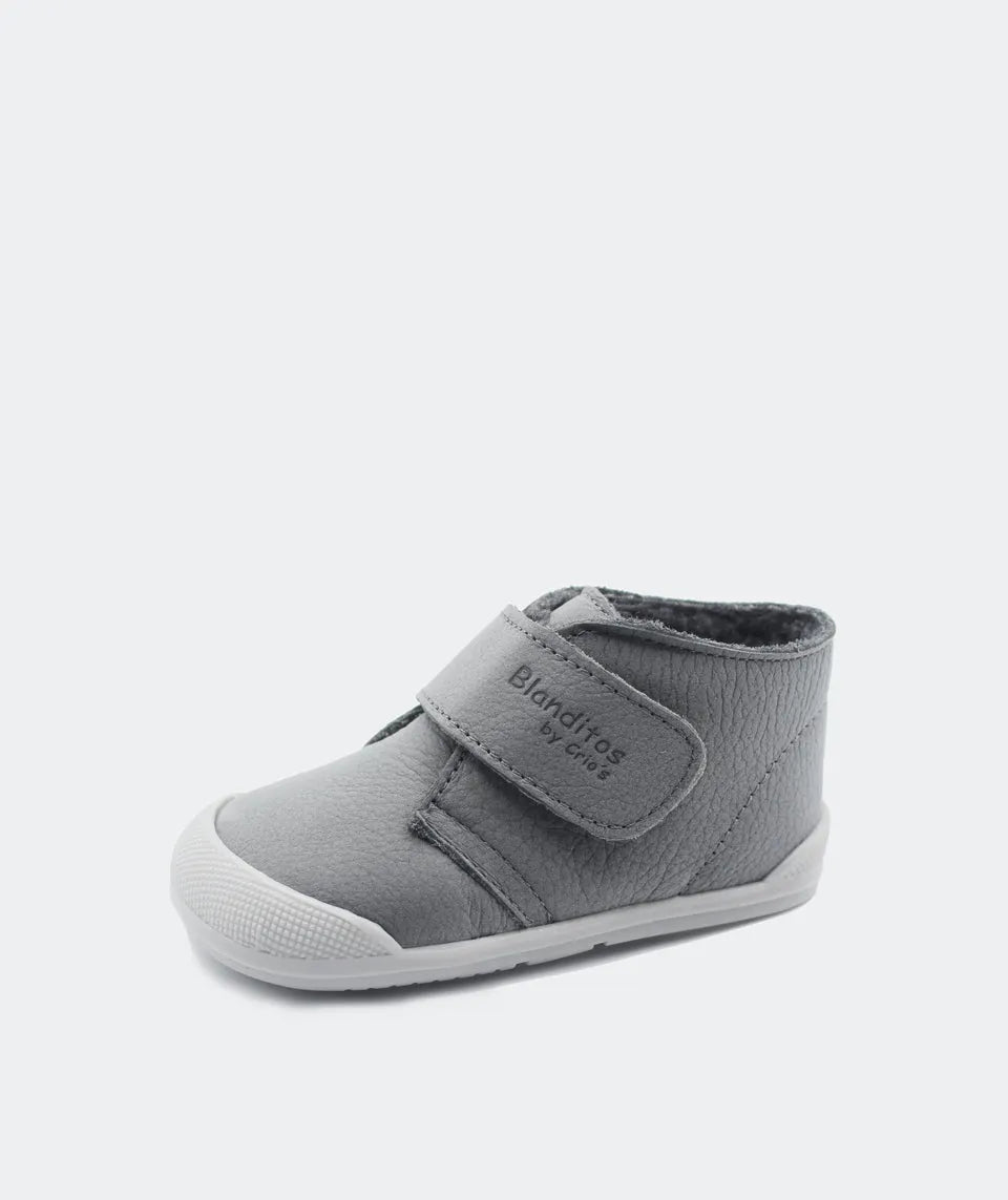 Bota Sansa da Blanditos na cor Gris (cinza). Calçado barefoot e respeitador para criança, vista lateral, com fecho de velcro, sola branca e biqueira reforçada. Calçado Barefoot.