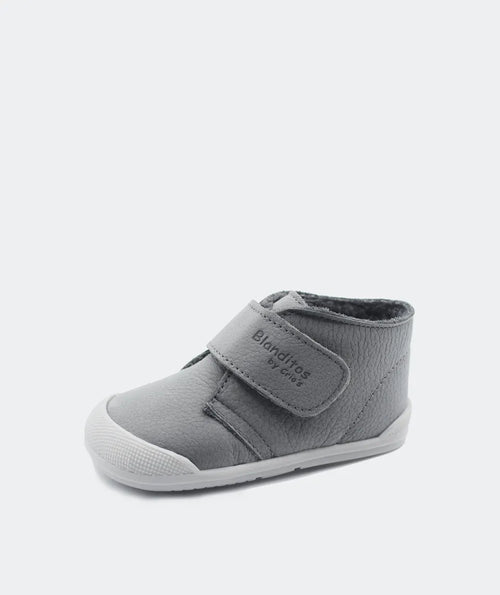 Bota Sansa da Blanditos na cor Gris (cinza). Calçado barefoot e respeitador para criança, vista lateral, com fecho de velcro, sola branca e biqueira reforçada. Calçado Barefoot.