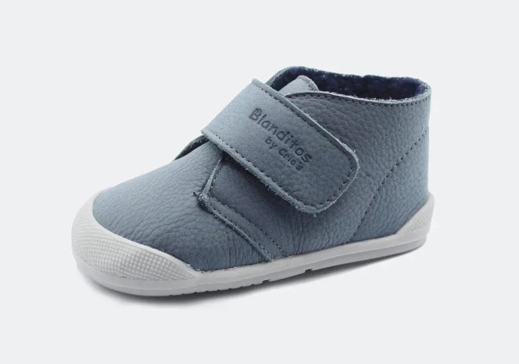 Bota Sansa da Blanditos na cor Navy Smoke (azul acinzentado). Calçado barefoot e respeitador para criança, vista lateral, com fecho de velcro e sola branca. Calçado Barefoot.