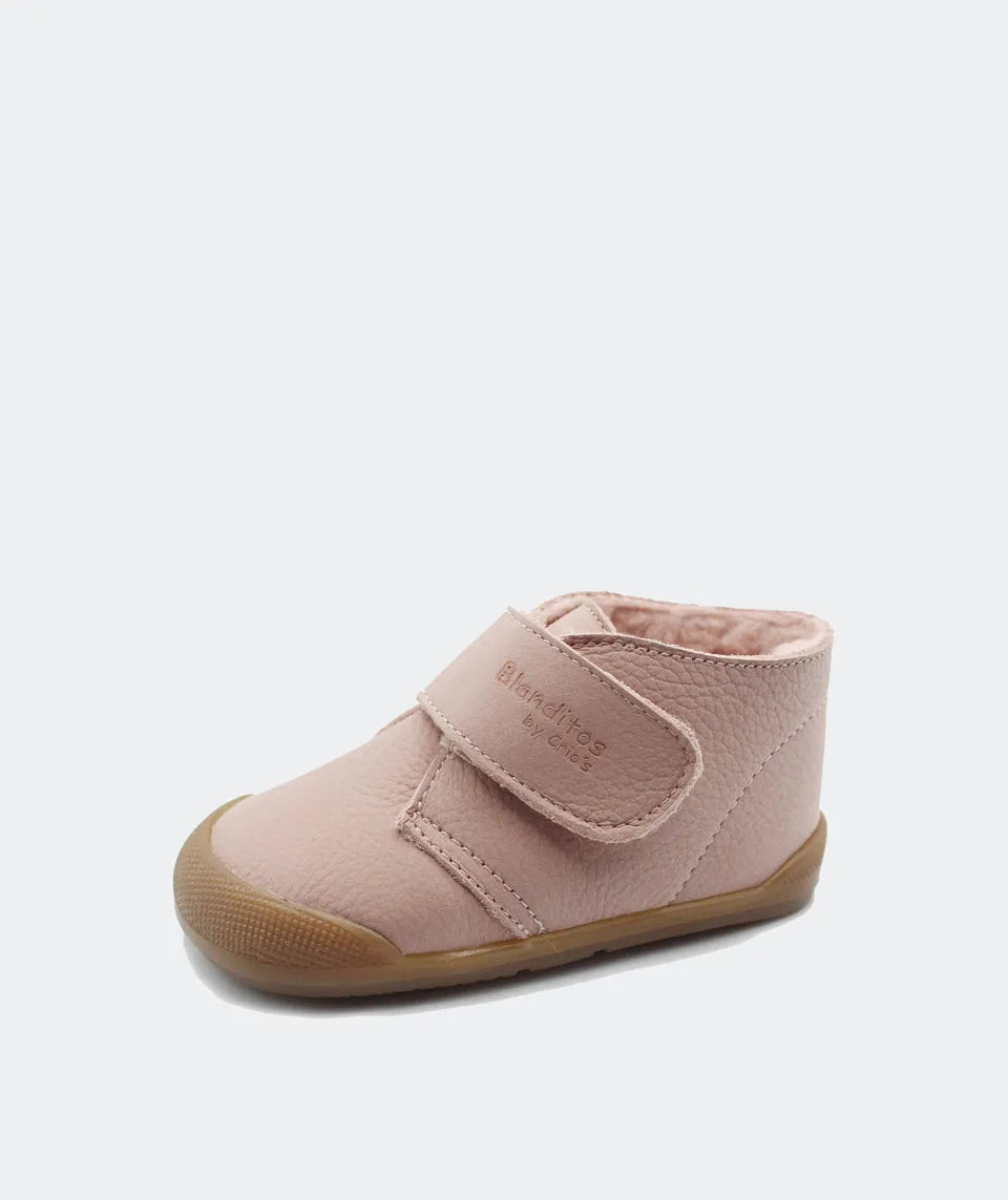 Bota Sansa da Blanditos na cor Rosa (sem pelo). Calçado barefoot e respeitador para criança, vista lateral, com fecho de velcro e sola branca. Calçado Barefoot.