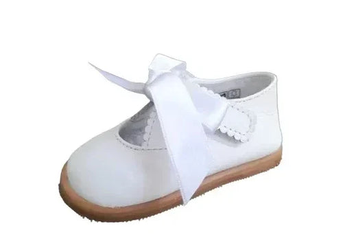 Sapato de cerimónia barefoot para bebé Blanditos Angel em pele branca, com fecho de fita de cetim e sola fina de cor natural.