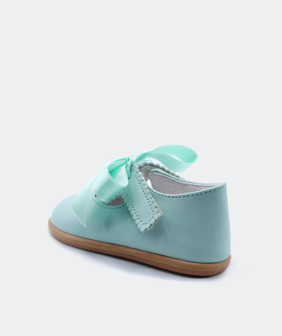 Sapato de cerimónia barefoot Blanditos by Crio's Angel em pele azul água, com fecho em fita de cetim e sola fina de borracha.