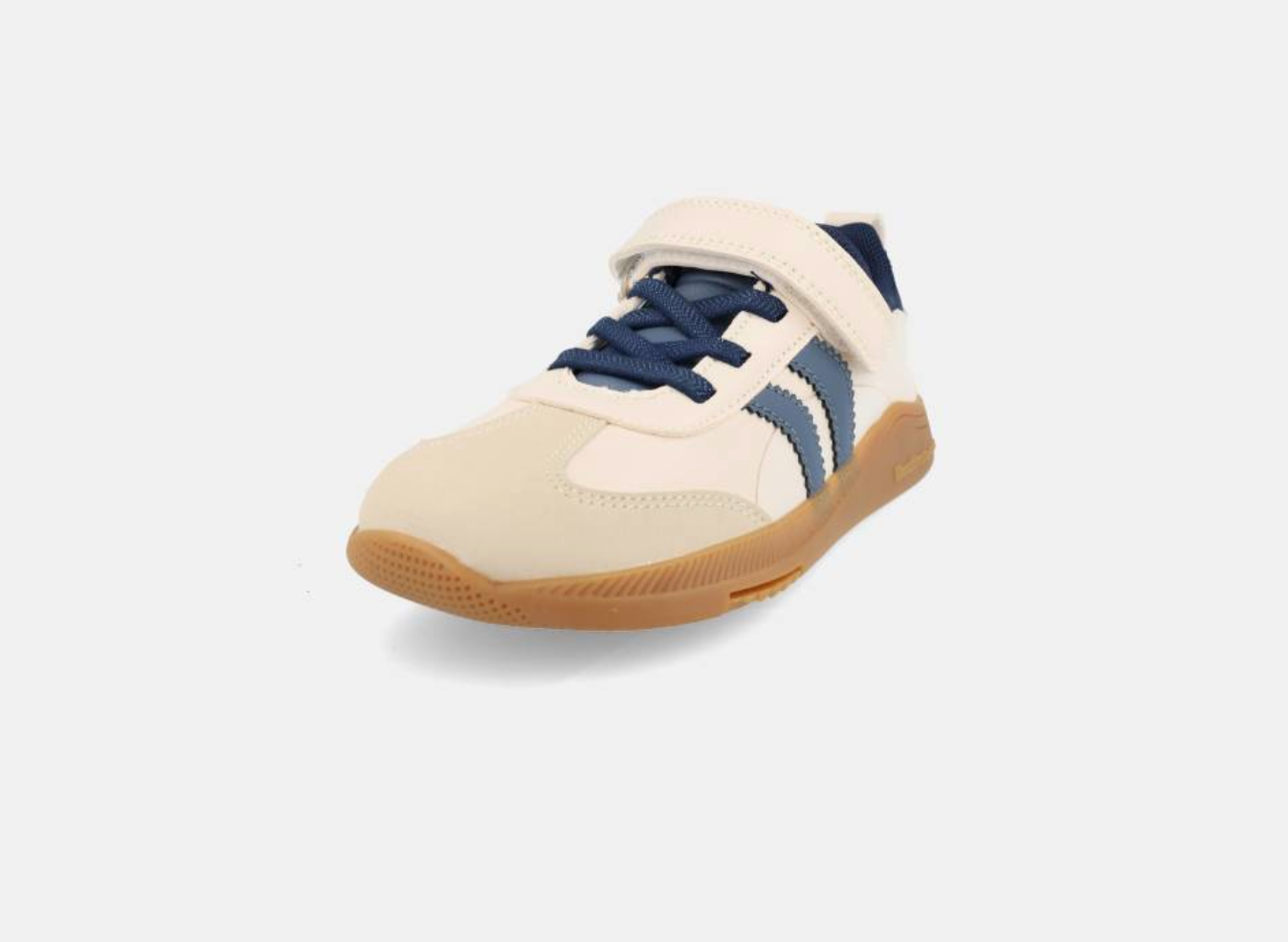Desportivo barefoot vegano Ares Beige da Blanditos, visto de frente, com atacadores azuis e fecho de velcro, sola castanha e detalhes laterais em riscas azuis.