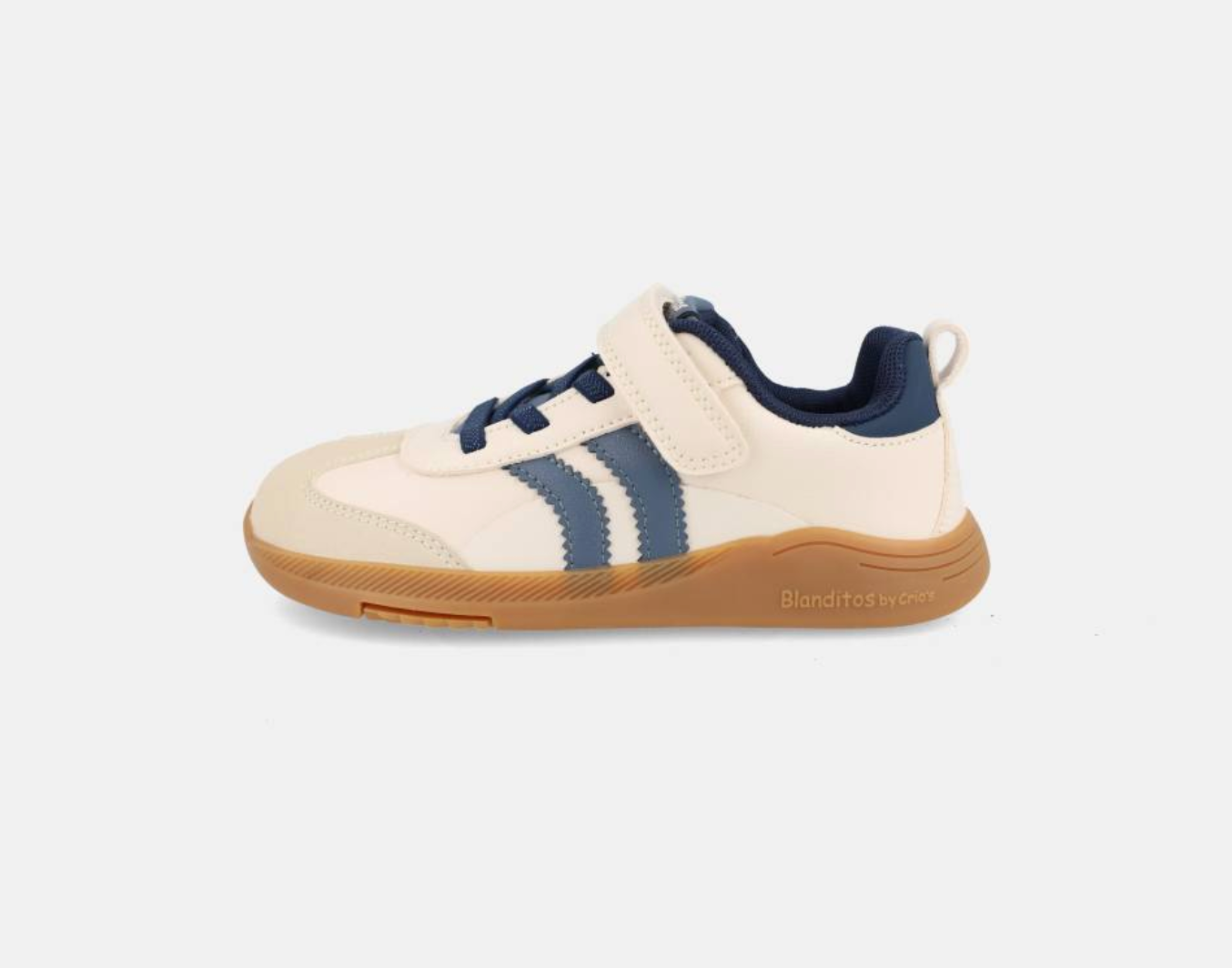 Vista lateral do desportivo vegano Ares Beige da Blanditos, mostrando a sola plana de borracha e o logótipo gravado na lateral.