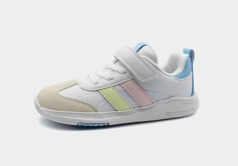 Desportivo barefoot infantil Blanditos Ares em microfibra vegan branca, com faixas laterais em rosa pastel, verde lima e biqueira bege, fecho velcro e atacadores elásticos.