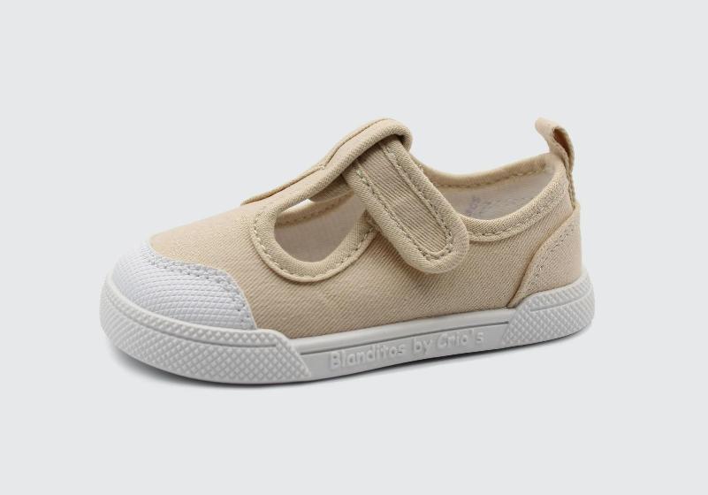 Sandália de lona bege para criança da Blanditos by Crio's, estilo Mary Jane, com fecho de velcro e biqueira reforçada branca.
