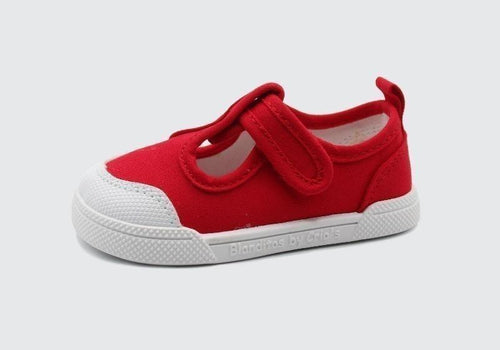 Sandália infantil barefoot Blanditos by Crio's em lona vermelha, estilo ténis, com fecho de velcro e biqueira branca reforçada.